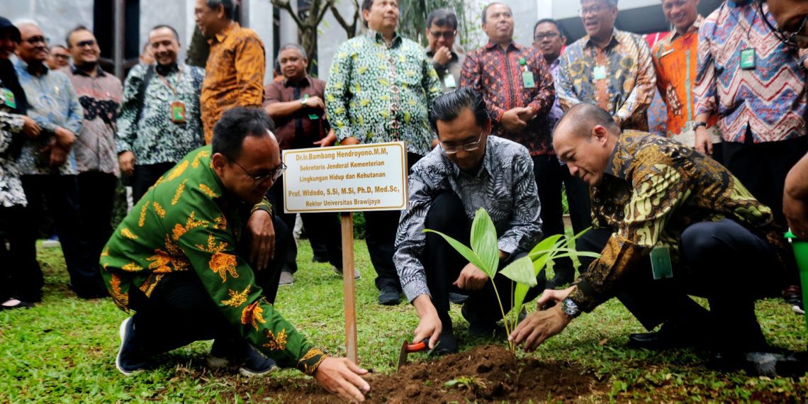 KLHK RI dan UB Tanam Pohon Pinang Jawa